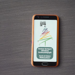 smartphone mit Ferienhinweis im Display