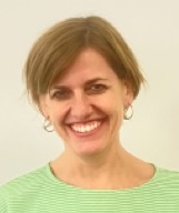 Dies ist ein Portraitfoto von Stephanie Lewis